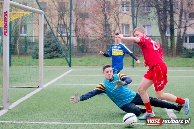 Zdjęcie w galerii na portalu naszraciborz.pl: Coca-Cola Cup na Orliku przy Kasprowicza. Gimnazjum numer 1 najlepsze wiadomości z regionu