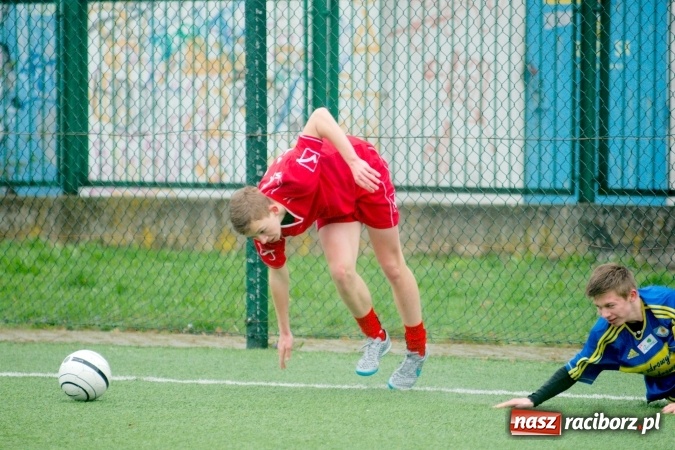 Zdjęcie w galerii na portalu naszraciborz.pl: Coca-Cola Cup na Orliku przy Kasprowicza. Gimnazjum numer 1 najlepsze wiadomości z regionu