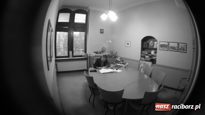 Zdjęcie w galerii na portalu naszraciborz.pl: Kamery w magistracie wyłapują tych, którzy za dużo czasu spędzają przy kawie! I papierosku wiadomości z regionu