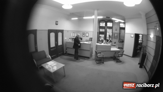 Zdjęcie w galerii na portalu naszraciborz.pl: Kamery w magistracie wyłapują tych, którzy za dużo czasu spędzają przy kawie! I papierosku wiadomości z regionu