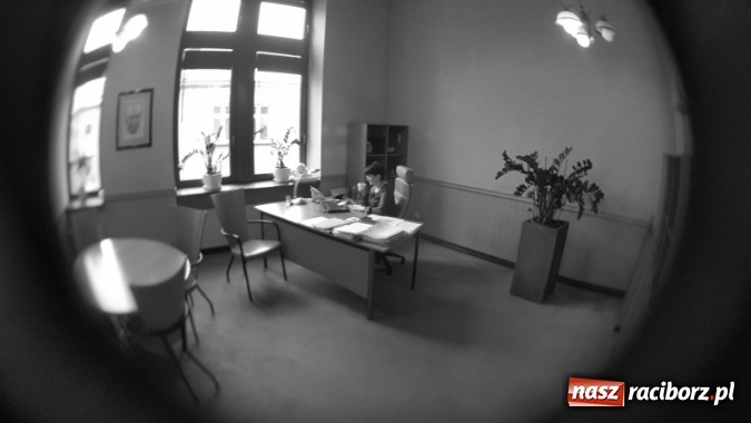 Zdjęcie w galerii na portalu naszraciborz.pl: Kamery w magistracie wyłapują tych, którzy za dużo czasu spędzają przy kawie! I papierosku wiadomości z regionu