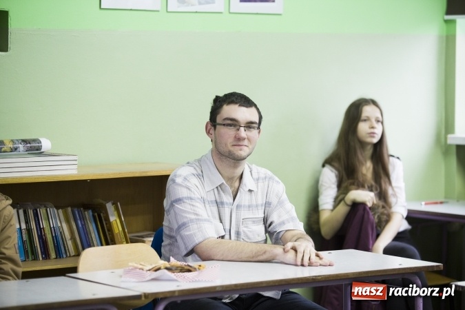 Zdjęcie w galerii na portalu naszraciborz.pl: Mistrz ortografii - zmagania uczni&oacute;w w II LO wiadomości z regionu