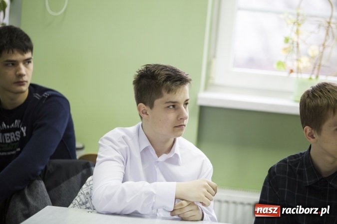 Zdjęcie w galerii na portalu naszraciborz.pl: Mistrz ortografii - zmagania uczni&oacute;w w II LO wiadomości z regionu