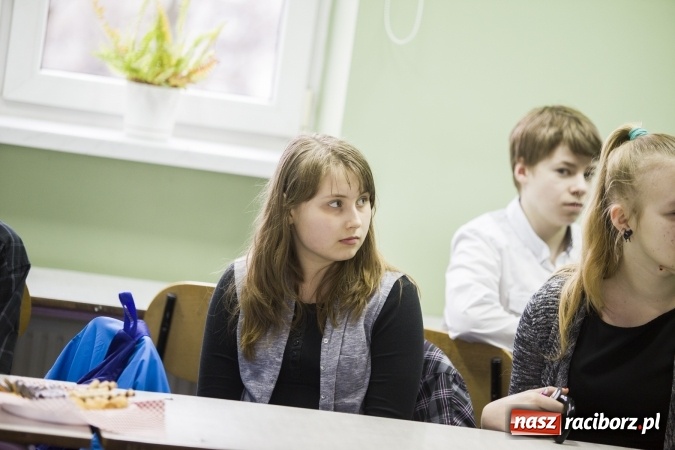 Zdjęcie w galerii na portalu naszraciborz.pl: Mistrz ortografii - zmagania uczni&oacute;w w II LO wiadomości z regionu
