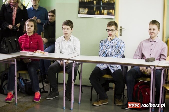 Zdjęcie w galerii na portalu naszraciborz.pl: Mistrz ortografii - zmagania uczni&oacute;w w II LO wiadomości z regionu