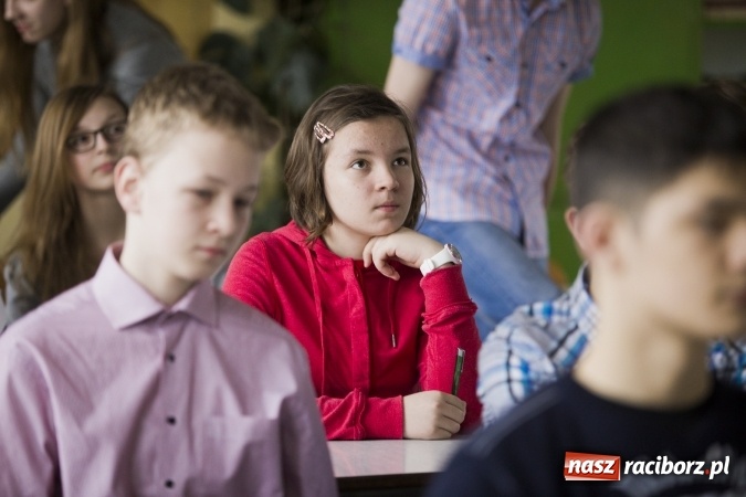 Zdjęcie w galerii na portalu naszraciborz.pl: Mistrz ortografii - zmagania uczni&oacute;w w II LO wiadomości z regionu