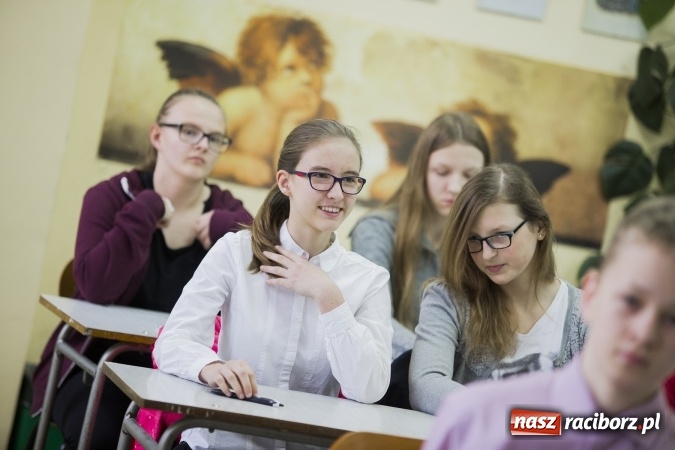 Zdjęcie w galerii na portalu naszraciborz.pl: Mistrz ortografii - zmagania uczni&oacute;w w II LO wiadomości z regionu