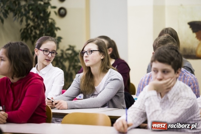Zdjęcie w galerii na portalu naszraciborz.pl: Mistrz ortografii - zmagania uczni&oacute;w w II LO wiadomości z regionu