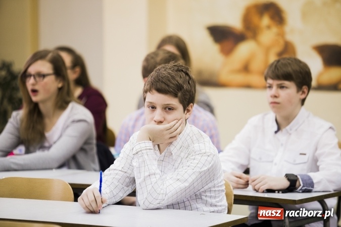 Zdjęcie w galerii na portalu naszraciborz.pl: Mistrz ortografii - zmagania uczni&oacute;w w II LO wiadomości z regionu