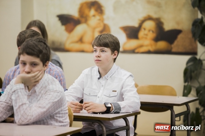 Zdjęcie w galerii na portalu naszraciborz.pl: Mistrz ortografii - zmagania uczni&oacute;w w II LO wiadomości z regionu