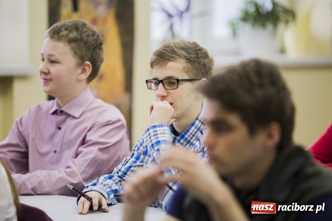 Zdjęcie w galerii na portalu naszraciborz.pl: Mistrz ortografii - zmagania uczni&oacute;w w II LO wiadomości z regionu