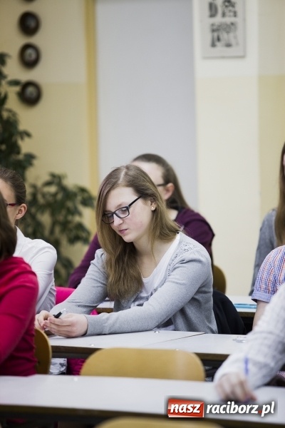 Zdjęcie w galerii na portalu naszraciborz.pl: Mistrz ortografii - zmagania uczni&oacute;w w II LO wiadomości z regionu