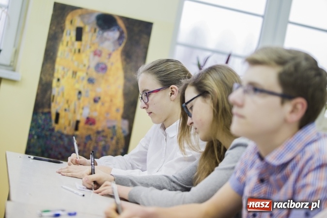 Zdjęcie w galerii na portalu naszraciborz.pl: Mistrz ortografii - zmagania uczni&oacute;w w II LO wiadomości z regionu
