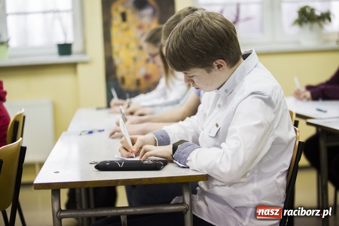 Zdjęcie w galerii na portalu naszraciborz.pl: Mistrz ortografii - zmagania uczni&oacute;w w II LO wiadomości z regionu