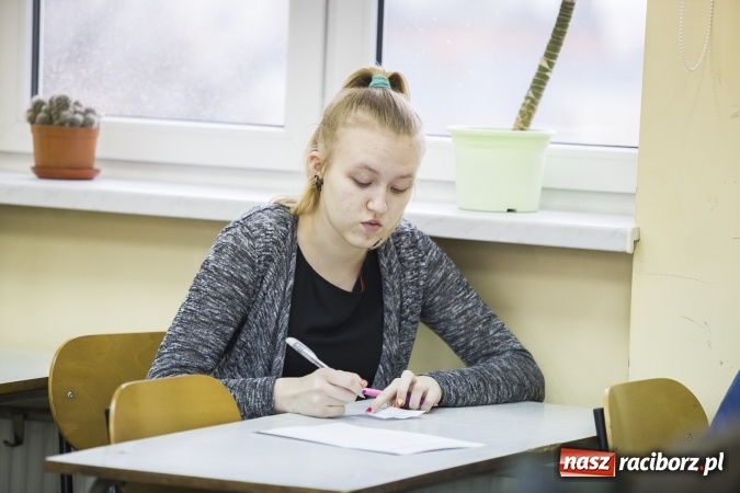 Zdjęcie w galerii na portalu naszraciborz.pl: Mistrz ortografii - zmagania uczni&oacute;w w II LO wiadomości z regionu