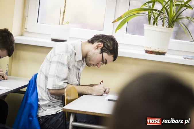 Zdjęcie w galerii na portalu naszraciborz.pl: Mistrz ortografii - zmagania uczni&oacute;w w II LO wiadomości z regionu