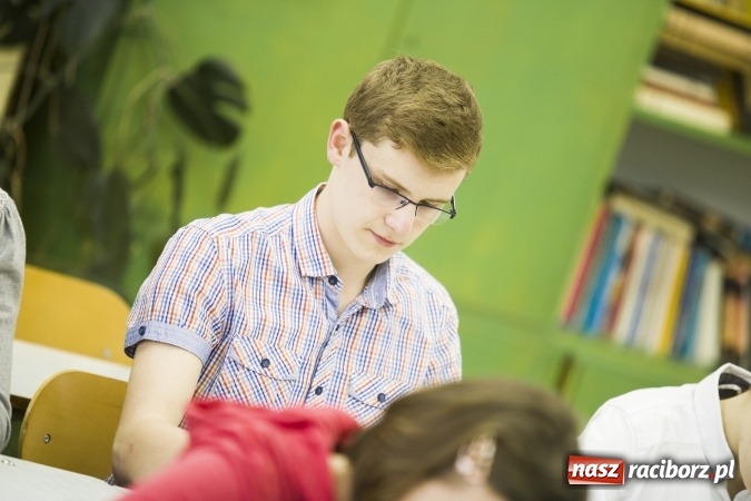 Zdjęcie w galerii na portalu naszraciborz.pl: Mistrz ortografii - zmagania uczni&oacute;w w II LO wiadomości z regionu