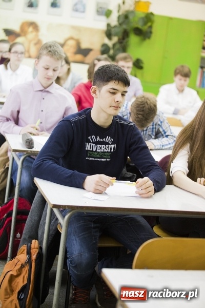 Zdjęcie w galerii na portalu naszraciborz.pl: Mistrz ortografii - zmagania uczni&oacute;w w II LO wiadomości z regionu