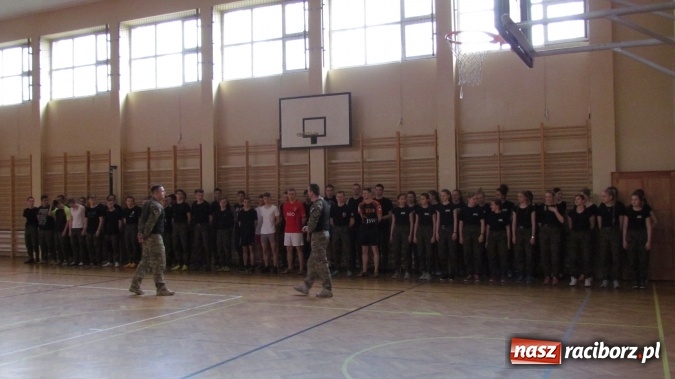 Zdjęcie w galerii na portalu naszraciborz.pl: Żołnierze z jednostki AGAT szkolili uczniów z SMS-u wiadomości z regionu