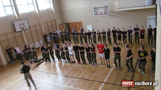 Zdjęcie w galerii na portalu naszraciborz.pl: Żołnierze z jednostki AGAT szkolili uczniów z SMS-u wiadomości z regionu