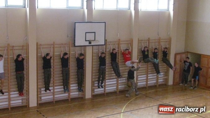 Zdjęcie w galerii na portalu naszraciborz.pl: Żołnierze z jednostki AGAT szkolili uczniów z SMS-u wiadomości z regionu