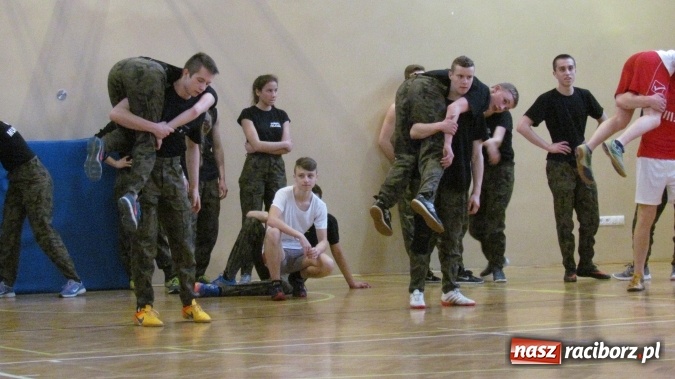 Zdjęcie w galerii na portalu naszraciborz.pl: Żołnierze z jednostki AGAT szkolili uczniów z SMS-u wiadomości z regionu