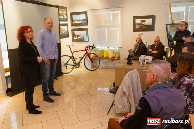 Zdjęcie w galerii na portalu naszraciborz.pl: Europa na rowerze – wernisaż oraz spotkanie z Janem Surgą wiadomości z regionu