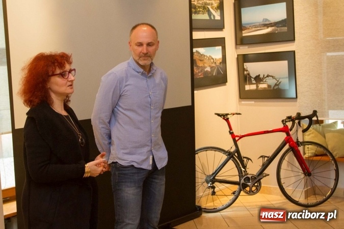 Zdjęcie w galerii na portalu naszraciborz.pl: Europa na rowerze – wernisaż oraz spotkanie z Janem Surgą wiadomości z regionu