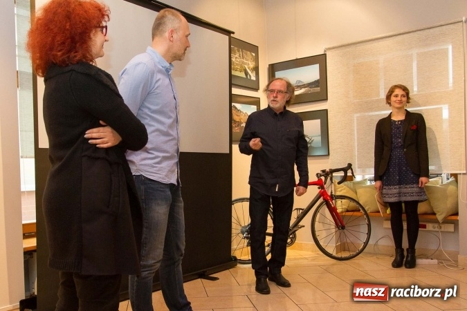 Zdjęcie w galerii na portalu naszraciborz.pl: Europa na rowerze – wernisaż oraz spotkanie z Janem Surgą wiadomości z regionu