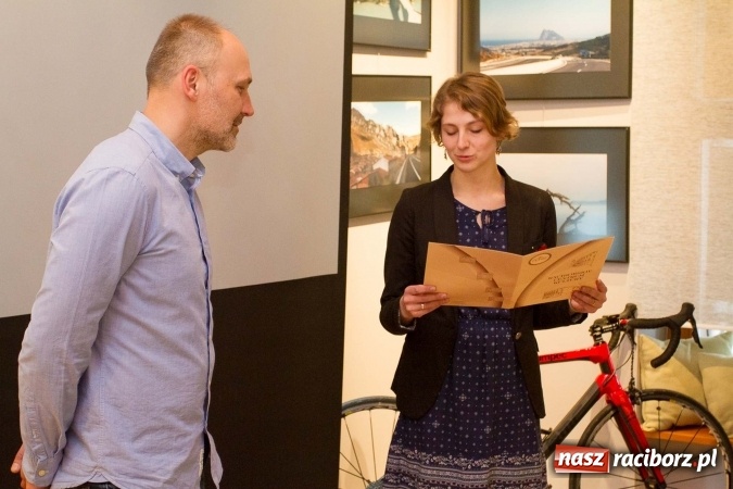 Zdjęcie w galerii na portalu naszraciborz.pl: Europa na rowerze – wernisaż oraz spotkanie z Janem Surgą wiadomości z regionu