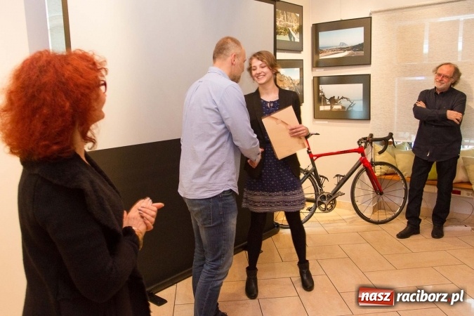 Zdjęcie w galerii na portalu naszraciborz.pl: Europa na rowerze – wernisaż oraz spotkanie z Janem Surgą wiadomości z regionu