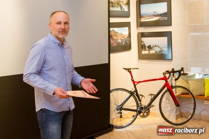 Zdjęcie w galerii na portalu naszraciborz.pl: Europa na rowerze – wernisaż oraz spotkanie z Janem Surgą wiadomości z regionu