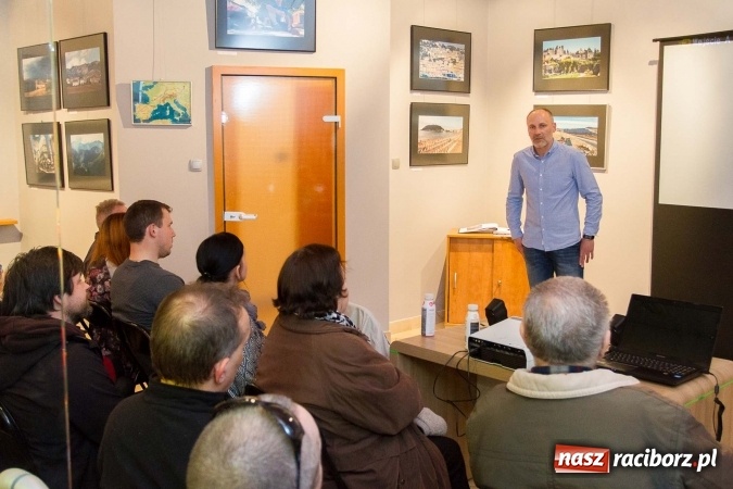 Zdjęcie w galerii na portalu naszraciborz.pl: Europa na rowerze – wernisaż oraz spotkanie z Janem Surgą wiadomości z regionu