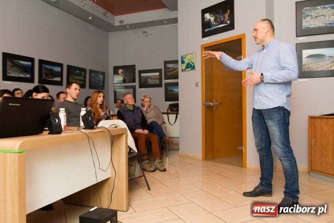 Zdjęcie w galerii na portalu naszraciborz.pl: Europa na rowerze – wernisaż oraz spotkanie z Janem Surgą wiadomości z regionu