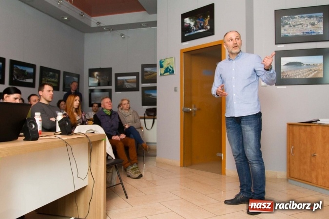 Zdjęcie w galerii na portalu naszraciborz.pl: Europa na rowerze – wernisaż oraz spotkanie z Janem Surgą wiadomości z regionu