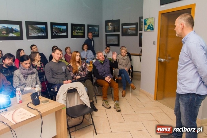 Zdjęcie w galerii na portalu naszraciborz.pl: Europa na rowerze – wernisaż oraz spotkanie z Janem Surgą wiadomości z regionu