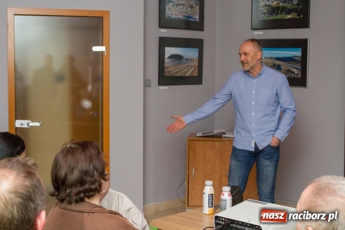 Zdjęcie w galerii na portalu naszraciborz.pl: Europa na rowerze – wernisaż oraz spotkanie z Janem Surgą wiadomości z regionu