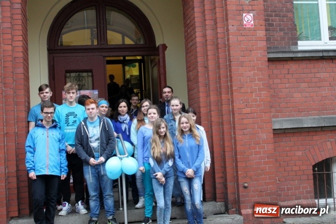 Zdjęcie w galerii na portalu naszraciborz.pl: Gimnazjum nr 5 solidarne z osobami z autyzmem wiadomości z regionu