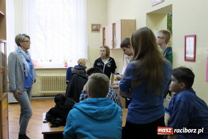 Zdjęcie w galerii na portalu naszraciborz.pl: Gimnazjum nr 5 solidarne z osobami z autyzmem wiadomości z regionu