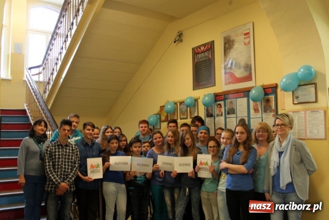 Zdjęcie w galerii na portalu naszraciborz.pl: Gimnazjum nr 5 solidarne z osobami z autyzmem wiadomości z regionu