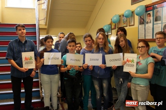 Zdjęcie w galerii na portalu naszraciborz.pl: Gimnazjum nr 5 solidarne z osobami z autyzmem wiadomości z regionu