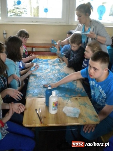 Zdjęcie w galerii na portalu naszraciborz.pl: Niebieski dzień dla autyzmu w Zespole Szkół Specjalnych  wiadomości z regionu