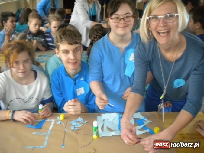 Zdjęcie w galerii na portalu naszraciborz.pl: Niebieski dzień dla autyzmu w Zespole Szkół Specjalnych  wiadomości z regionu