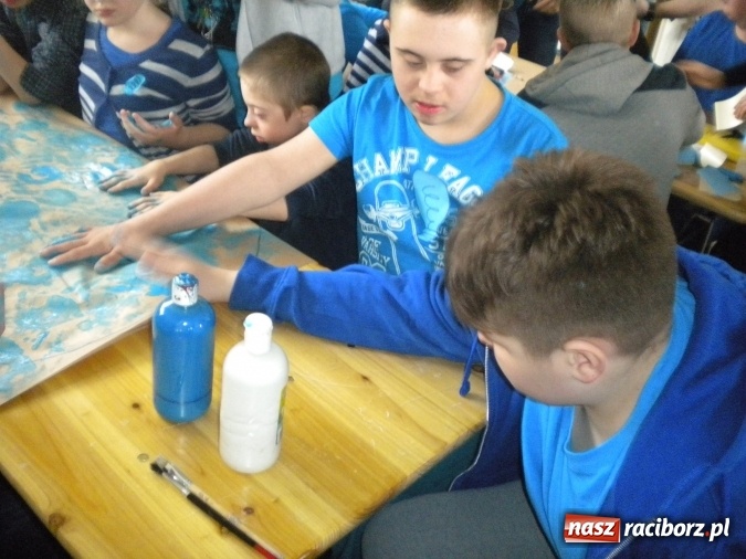 Zdjęcie w galerii na portalu naszraciborz.pl: Niebieski dzień dla autyzmu w Zespole Szkół Specjalnych  wiadomości z regionu