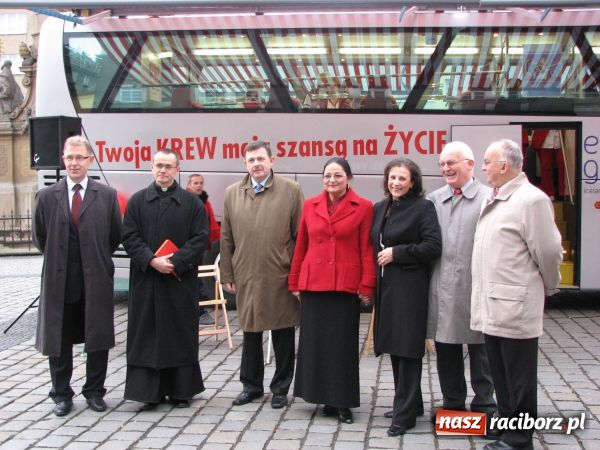 Zdjęcie w galerii na portalu naszraciborz.pl: Ambulans wyrusza w drogę PO KREW wiadomości z regionu