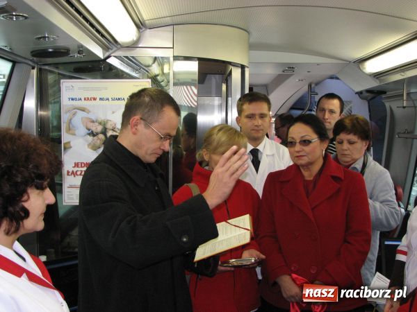 Zdjęcie w galerii na portalu naszraciborz.pl: Ambulans wyrusza w drogę PO KREW wiadomości z regionu