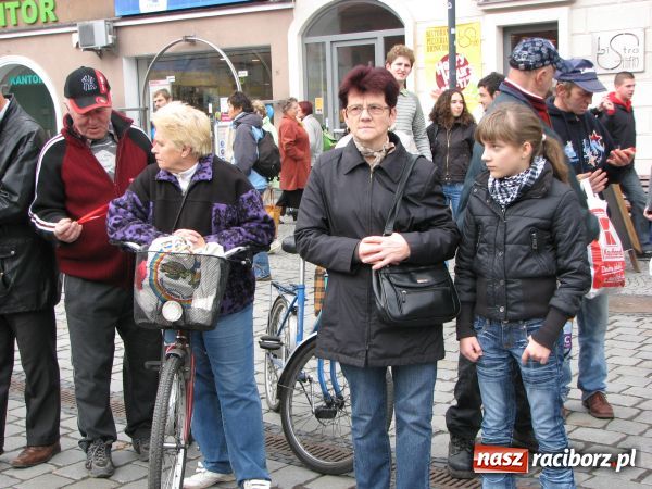 Zdjęcie w galerii na portalu naszraciborz.pl: Ambulans wyrusza w drogę PO KREW wiadomości z regionu