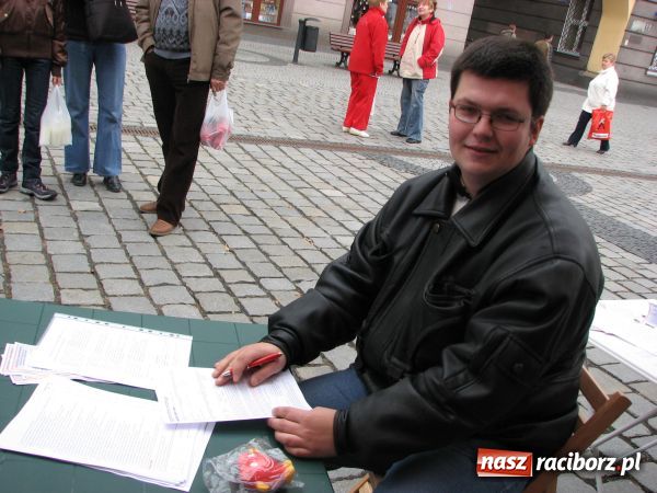 Zdjęcie w galerii na portalu naszraciborz.pl: Ambulans wyrusza w drogę PO KREW wiadomości z regionu