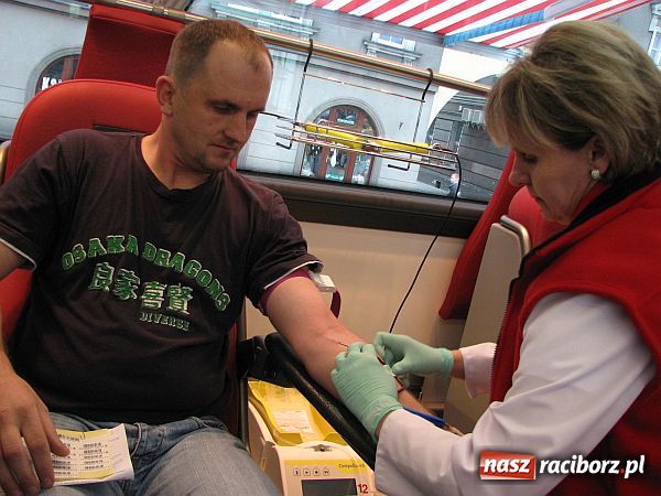 Zdjęcie w galerii na portalu naszraciborz.pl: Ambulans wyrusza w drogę PO KREW wiadomości z regionu