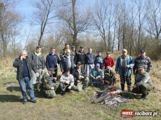 Zdjęcie w galerii na portalu naszraciborz.pl: Wędkarze z koła 46 przygotowali łowisko Łęg do sezonu wiadomości z regionu